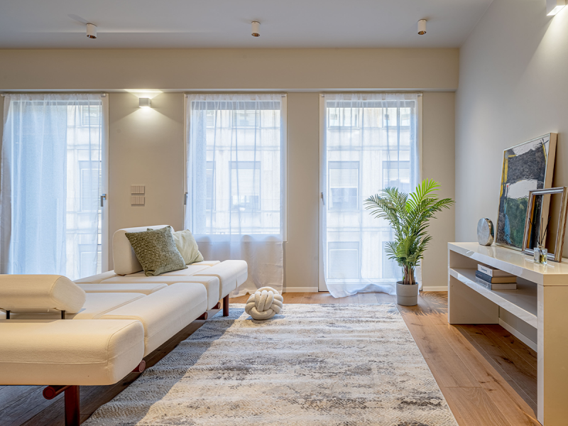 Nel cuore di Treviso, in Piazza Borsa, un immobile ha ritrovato nuova vita grazie all’intervento di home staging di Elisa Cattelan, professionista del settore. Un progetto che coniuga eleganza e accoglienza, dove il nostro divano ARPEGGIO diventa il protagonista dello spazio, esaltandone la raffinatezza e il comfort.