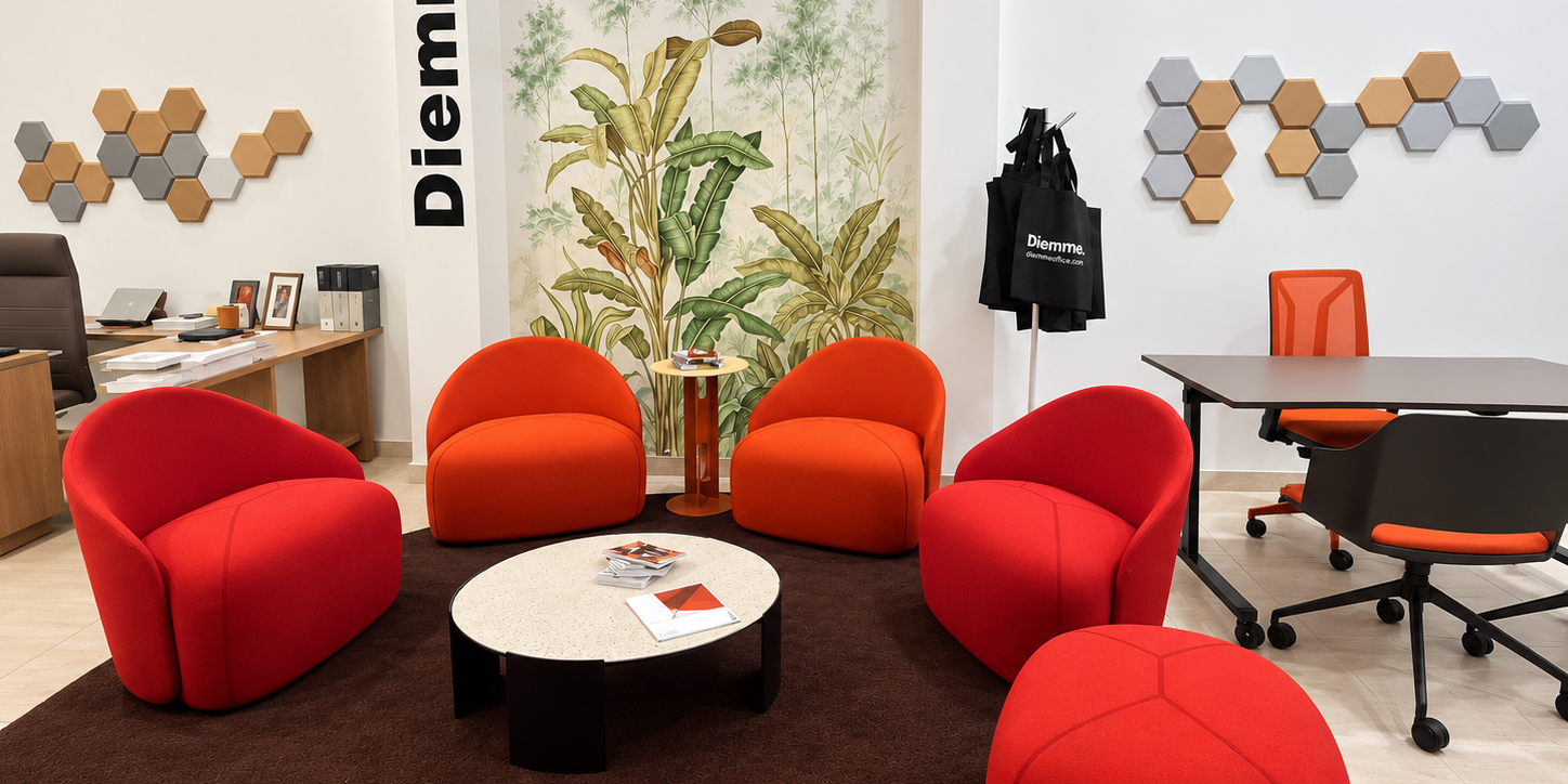 Showroom moderno con arredi rossi e murale botanico