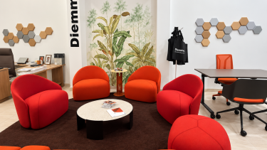 Showroom moderno con arredi rossi e murale botanico